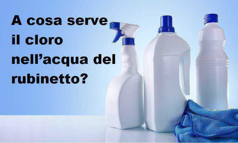 Detersivo per lavandino e rubinetto con bottiglie di prodotti per pulizia e panno in microfibra, evidenziando l'uso del cloro nell'acqua del rubinetto per sanificazione e igiene domestica.