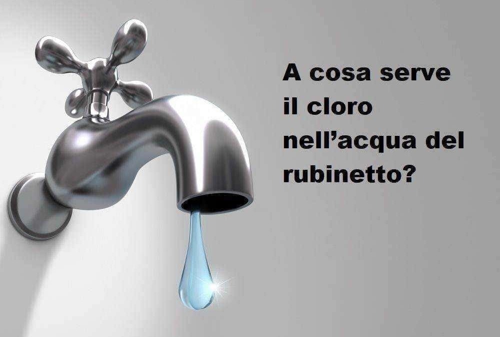 Tisana di un rubinetto con goccia d'acqua, ideal per illustrare l'uso del cloro nell'acqua del rubinetto.