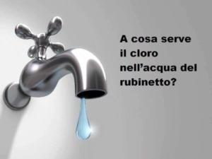 Tisana di un rubinetto con goccia d'acqua, ideal per illustrare l'uso del cloro nell'acqua del rubinetto.
