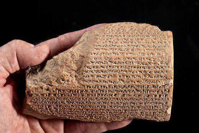 Fro ED@n 2. Arte antico, tavolette di argilla con scrittura cuneiforme sumera, ritrovate in Mesopotamia, oggetto di studio archeologico, perfette per appassionati di storia e civiltà antiche.