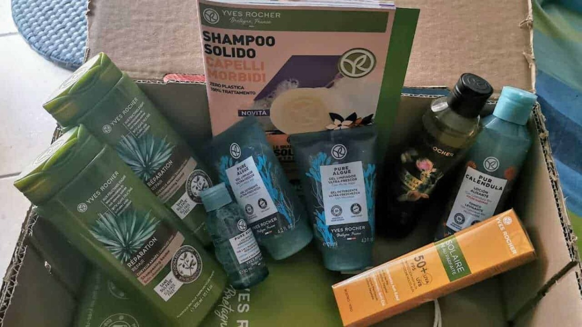 Shampoo solido Yves Rocher, prodotti naturali per capelli e cura della pelle in un kit ecologico.