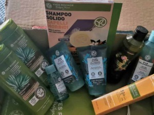 Shampoo solido Yves Rocher, prodotti naturali per capelli e cura della pelle in un kit ecologico.