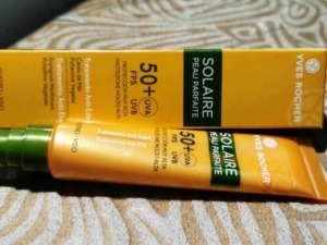 Crema solare viso antimacchia SPF50 Yves Rocher con estratto d'alghe