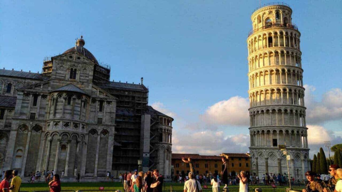 Torri di Pisa e Duomo, monumenti iconici di Pisa, Italia, con turisti e visitatori nel centro storico.