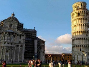 Torri di Pisa e Duomo, monumenti iconici di Pisa, Italia, con turisti e visitatori nel centro storico.
