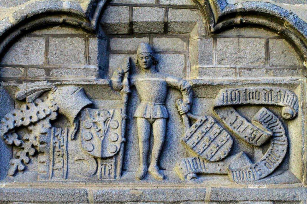 Stemma araldico medievale con simboli e figure sullo scudo