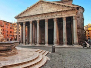 Antica chiesa con colonne in marmo e facciata trionfale, costruita nell'antica Roma, simbolo di architettura classica e storia. Perfetta per appassionati di storia e cultura italiana.