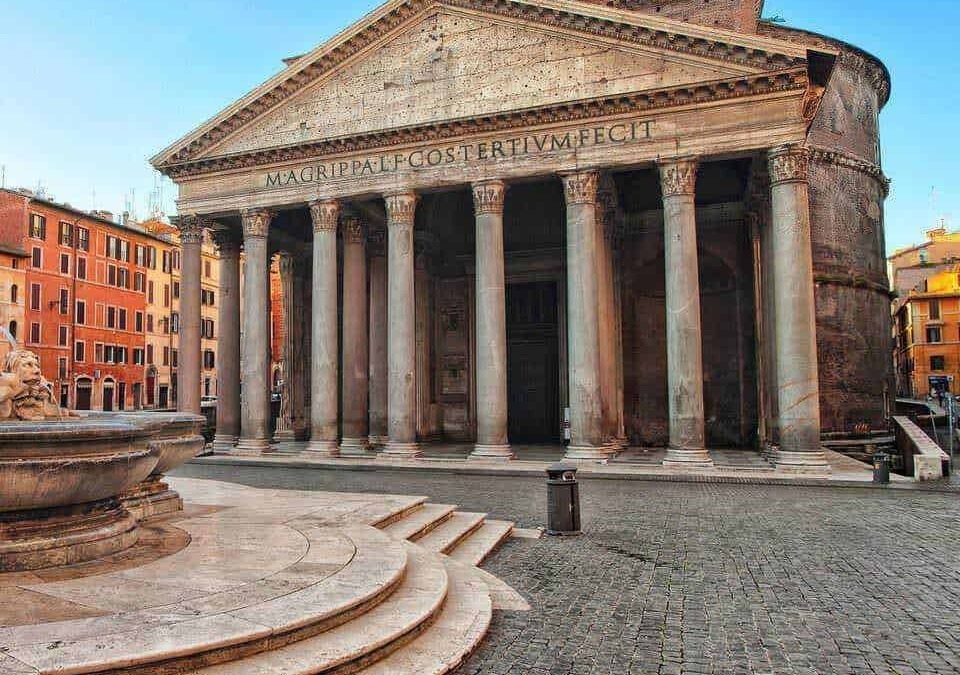 Antica chiesa con colonne in marmo e facciata trionfale, costruita nell'antica Roma, simbolo di architettura classica e storia. Perfetta per appassionati di storia e cultura italiana.