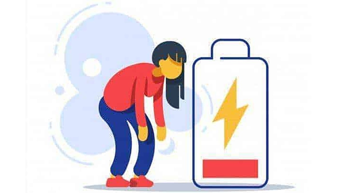 Scarica appunti utili sul blog, immagine di una donna stanca che si rende conto della batteria del suo dispositivo scarica. Ideale per articoli su tecnologia, smart working e produttività digitale.