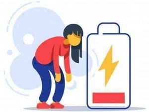 Scarica appunti utili sul blog, immagine di una donna stanca che si rende conto della batteria del suo dispositivo scarica. Ideale per articoli su tecnologia, smart working e produttività digitale.