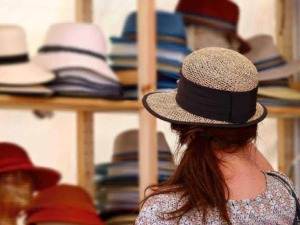Come scegliere un cappello da donna over 60