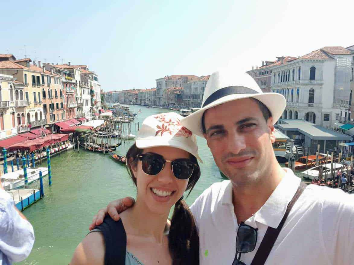 Donna con cappello durante una giornata di sole