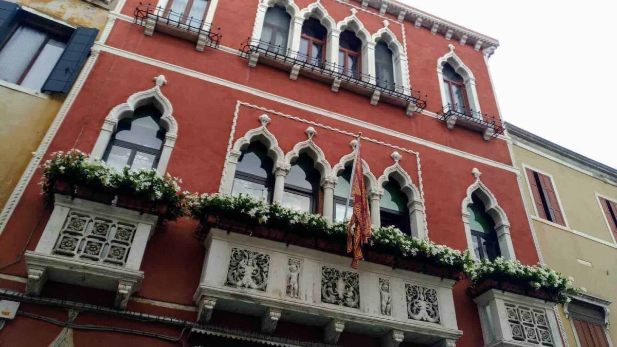 Villa Venier a Venezia, esempio di architettura veneziana con dettagli in stile gotico e balconi fioriti, simbolo di storia, cultura e bellezza veneziana.