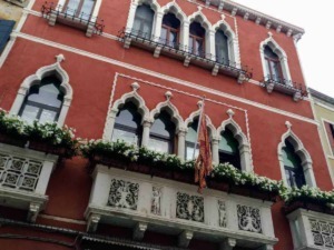 Villa Venier a Venezia, esempio di architettura veneziana con dettagli in stile gotico e balconi fioriti, simbolo di storia, cultura e bellezza veneziana.