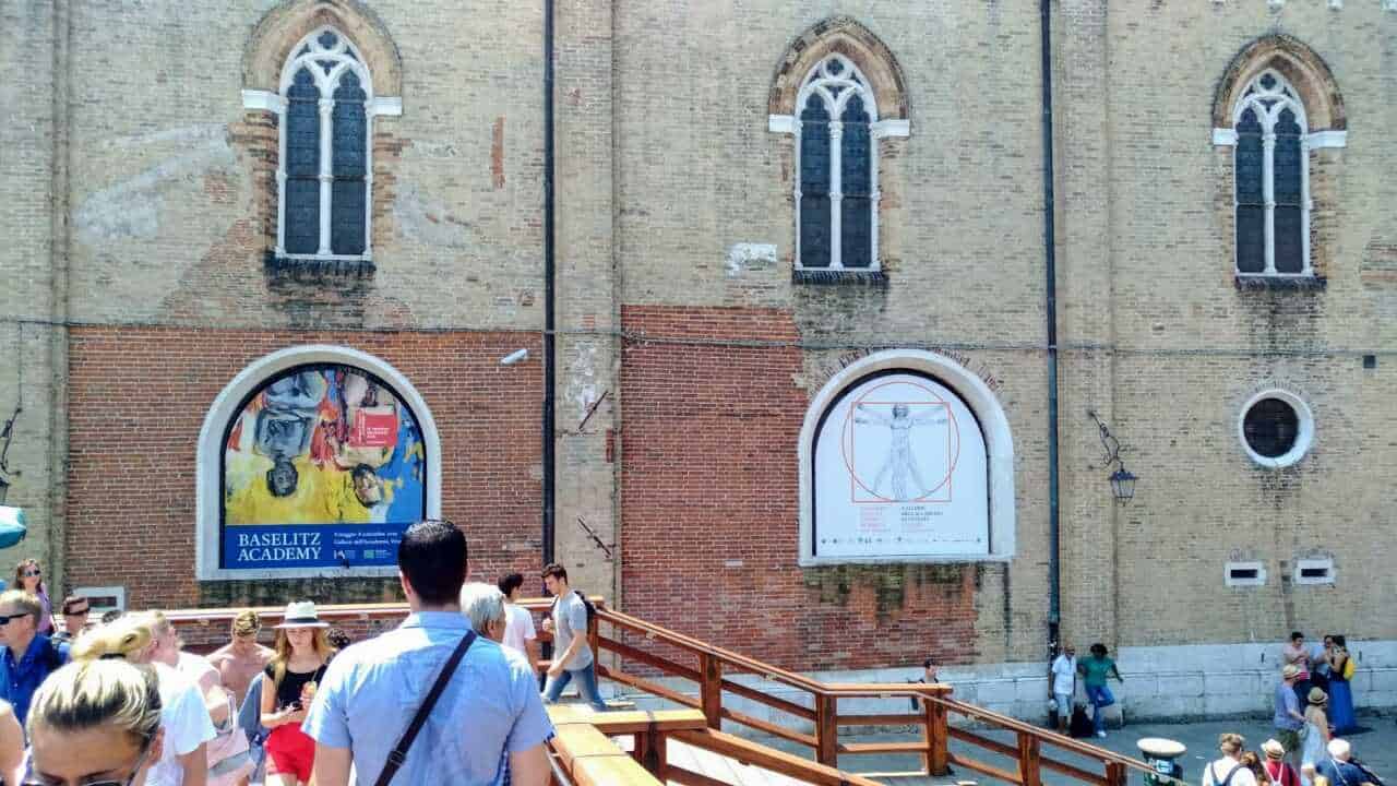 Finestra palladiana o finestra veneziana con arco centrale e aperture laterali