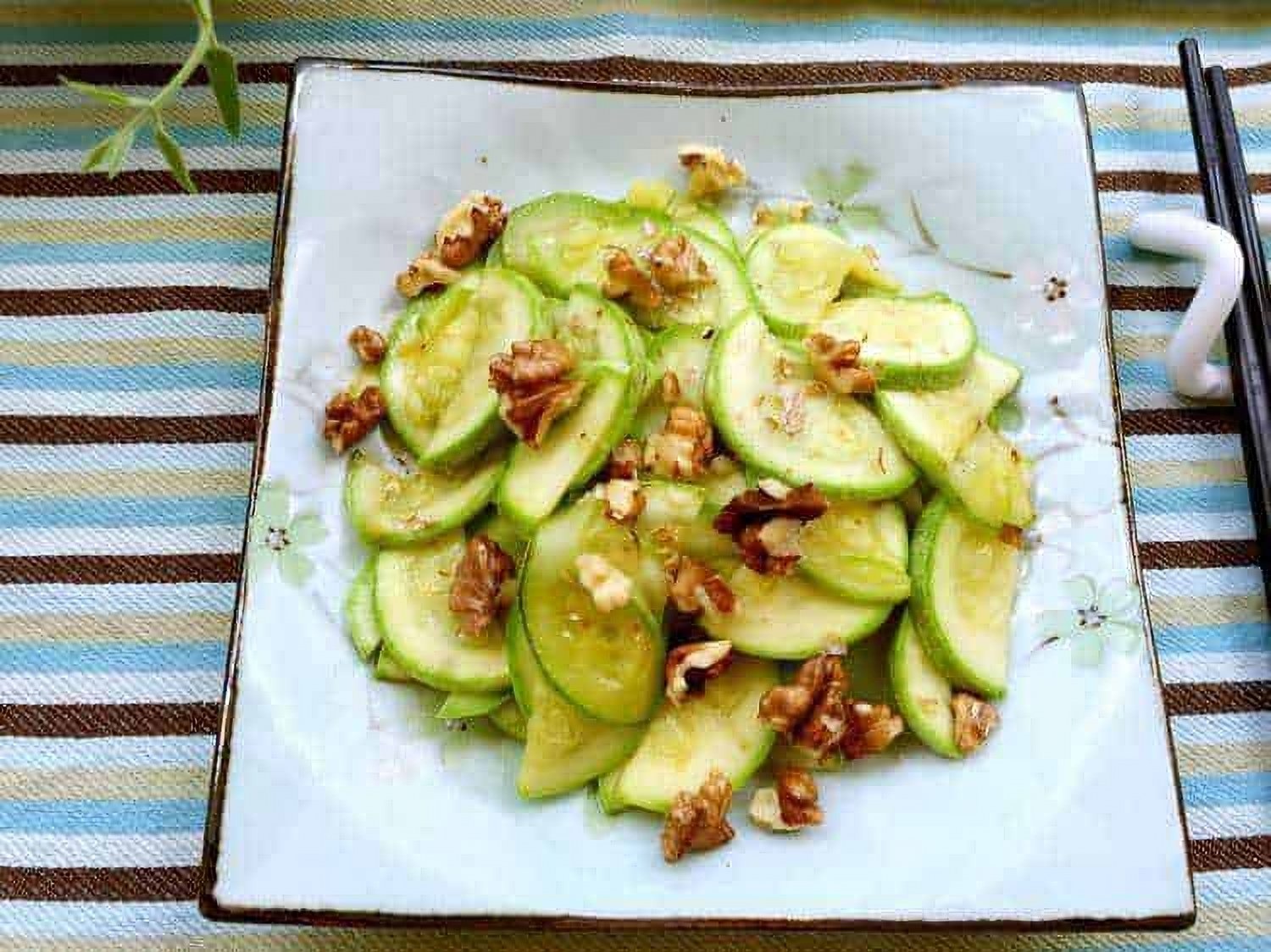 Insalata di zucchine con condimento di yogurt probiotico