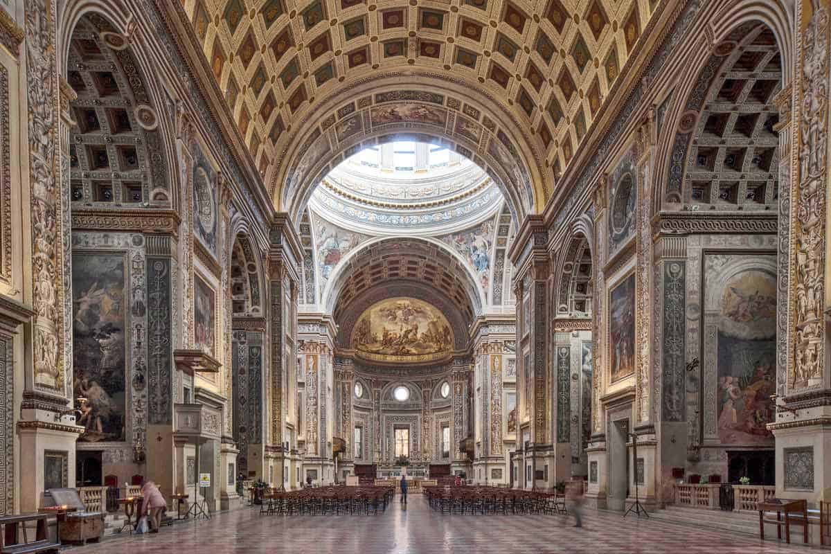 Elegante interno barocco della Basilica di San Pietro con dettagli decorativi, affreschi e architettura maestosa, simbolo di arte sacra e cultura religiosa italiana.