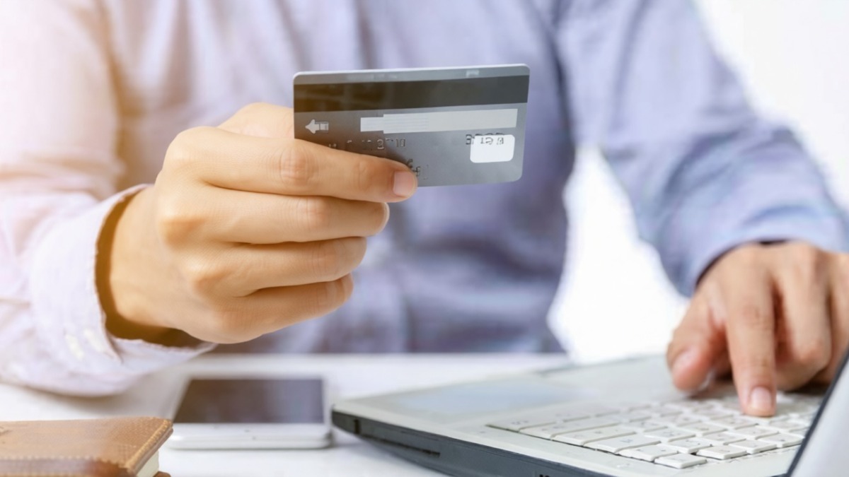 Carta di credito in mano, acquisti online e sicurezza digitale, tecnologia e pagamenti elettronici, commercio online, appunti sul blog.