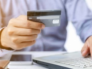 Carta di credito in mano, acquisti online e sicurezza digitale, tecnologia e pagamenti elettronici, commercio online, appunti sul blog.