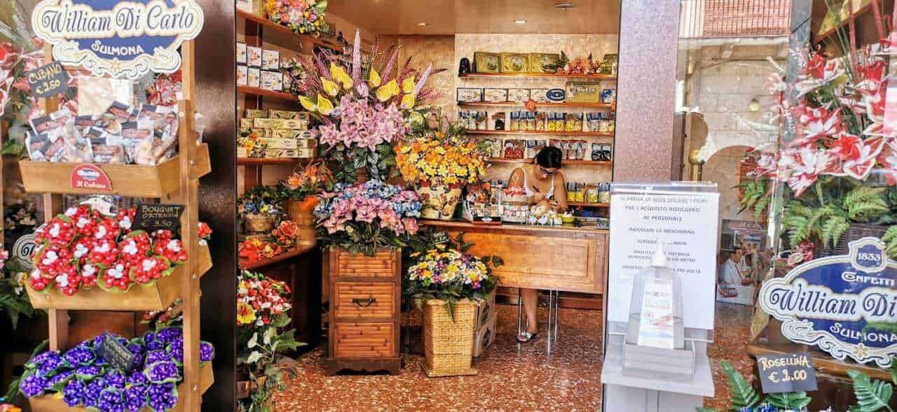 Dove andare in Abruzzo montagna estate 8 William Di Carlo, negozio di fiori e cioccolato, con assortimento di bouquet e composizioni floreali colorate, decorazioni e prodotti di alta qualità per occasioni speciali a Sulmona.