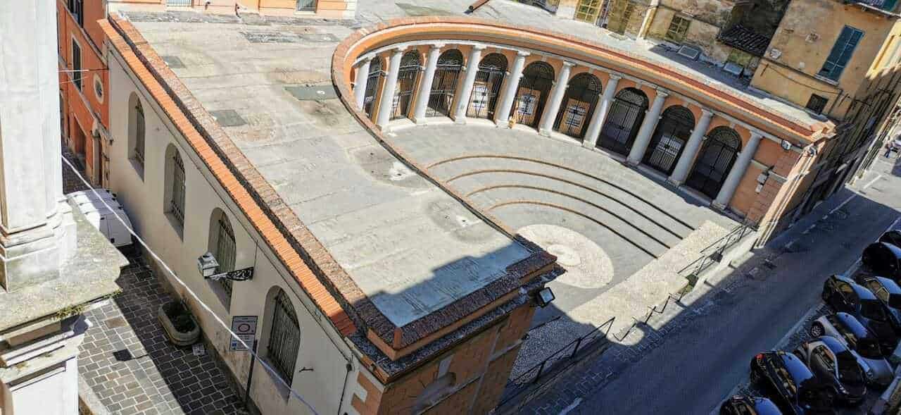 Dove andare in Abruzzo montagna estate 10 Storico anfiteatro romano nel centro, esempio di archeologia urbana e patrimonio culturale italiano. Perfetto per appunti blog sulla storia e architettura antica