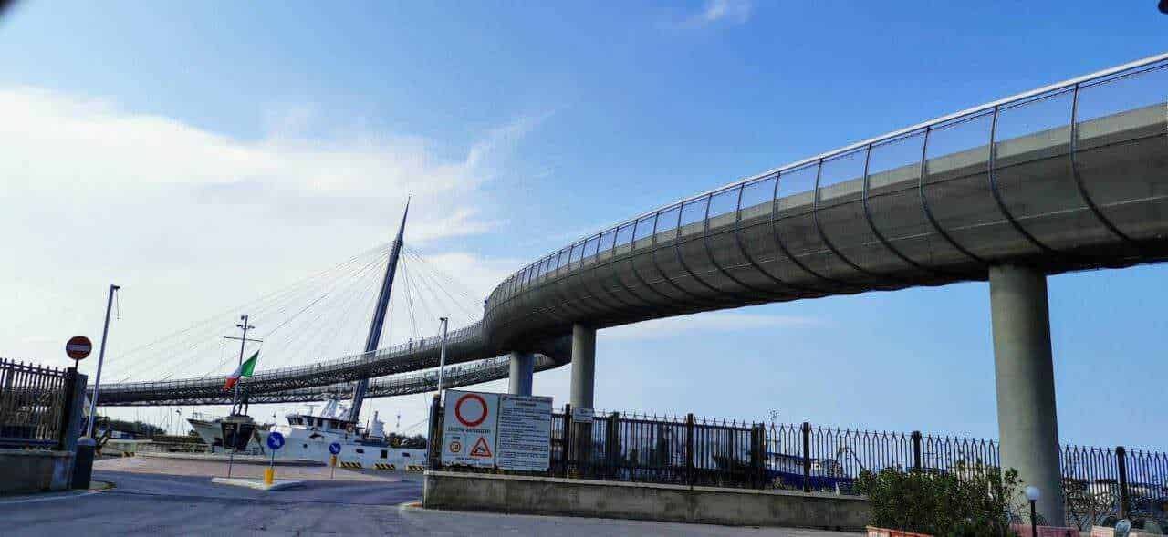 Dove andare in Abruzzo montagna estate 9 Innovativo ponte pedonale sospeso lungo il porto di La Spezia con vista mare e imbarcazioni. Architettura moderna e funzionale, perfetta per esplorare il centro storico e le attrazioni locali.