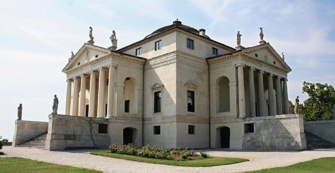 Finestra palladiana ad arco, stile classico e raffinato, con dettagli architettonici eleganti, perfetta per ambienti storici e di pregio.