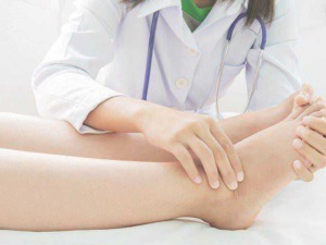 Dolore al piede, valutazione medica, trattamento ortopedico, riabilitazione, salute del sistema muscolo-scheletrico, medicinale, clinica specializzata, assistenza sanitaria.