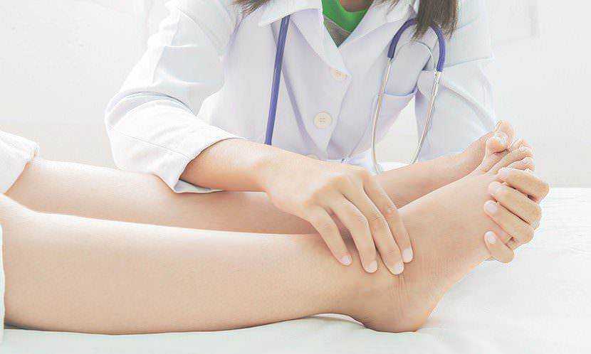 Dolore al piede, valutazione medica, trattamento ortopedico, riabilitazione, salute del sistema muscolo-scheletrico, medicinale, clinica specializzata, assistenza sanitaria.