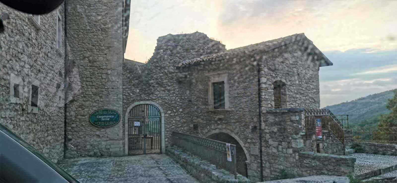 Storia della costruzione edile nel tempo dalle grotte ai grattacieli.
