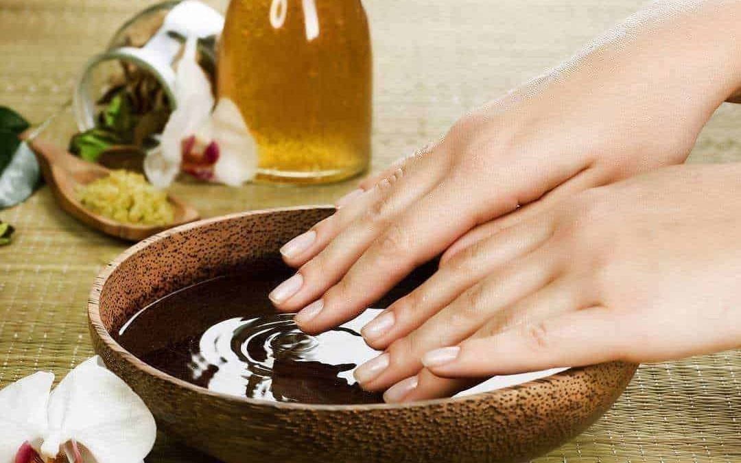 Rimedi naturali per unghie rovinate: momento di cura delle mani con ingredienti naturali