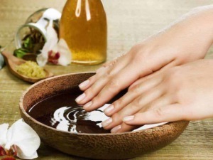 Rimedi naturali per unghie rovinate: momento di cura delle mani con ingredienti naturali
