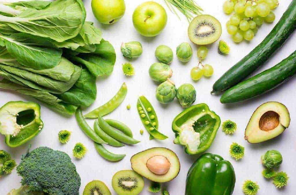 Verdure e frutta verdi fresche e healthy, tra cui avocado, zucchine, cetrioli, kiwi, insalata e broccoli, ideale per ricette nutrienti e salutari.