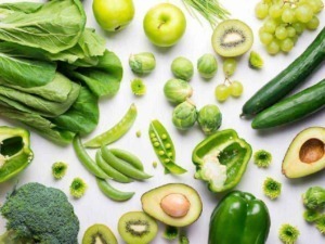 Verdure e frutta verdi fresche e healthy, tra cui avocado, zucchine, cetrioli, kiwi, insalata e broccoli, ideale per ricette nutrienti e salutari.
