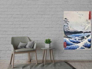 Diario di stile minimalista con poltrona grigia e quadro paesaggio giapponese sul muro bianco in sala moderna.