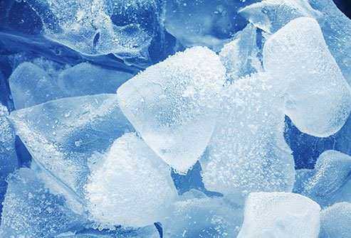 Impacco di ghiaccio, uno dei rimedi naturali più efficaci per eliminare i lividi