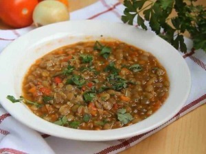 Supa di lenticchie con verdure fresche e erbe aromatiche, perfetta per una cena salutare e ricca di proteine. Ricetta semplice e gustosa, ideale per tutta la famiglia.
