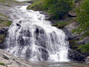 H30_waterfall_in_nature_it.