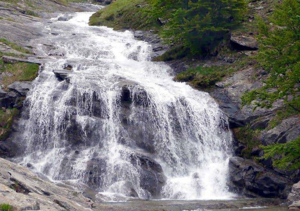 H30_waterfall_in_nature_it.
