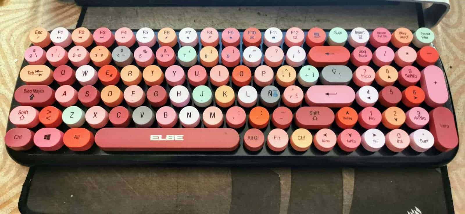 Tastiera meccanica vintage con tasti colorati, esempio di variante QWERTY internazionale