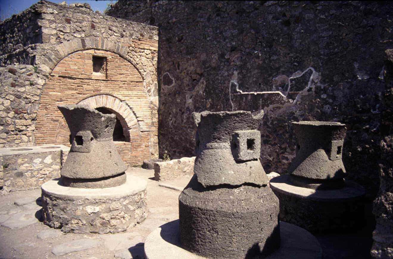 Mulini a mano in pietra. Pompei, I secolo d.C.