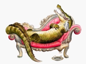 Coccodrillo antropomorfo disteso su un divano elegante con dettagli in stile barocco, in posizione rilassata, con accessori come collana e vestaglia, raffigurato in una artista tecnica realistica.