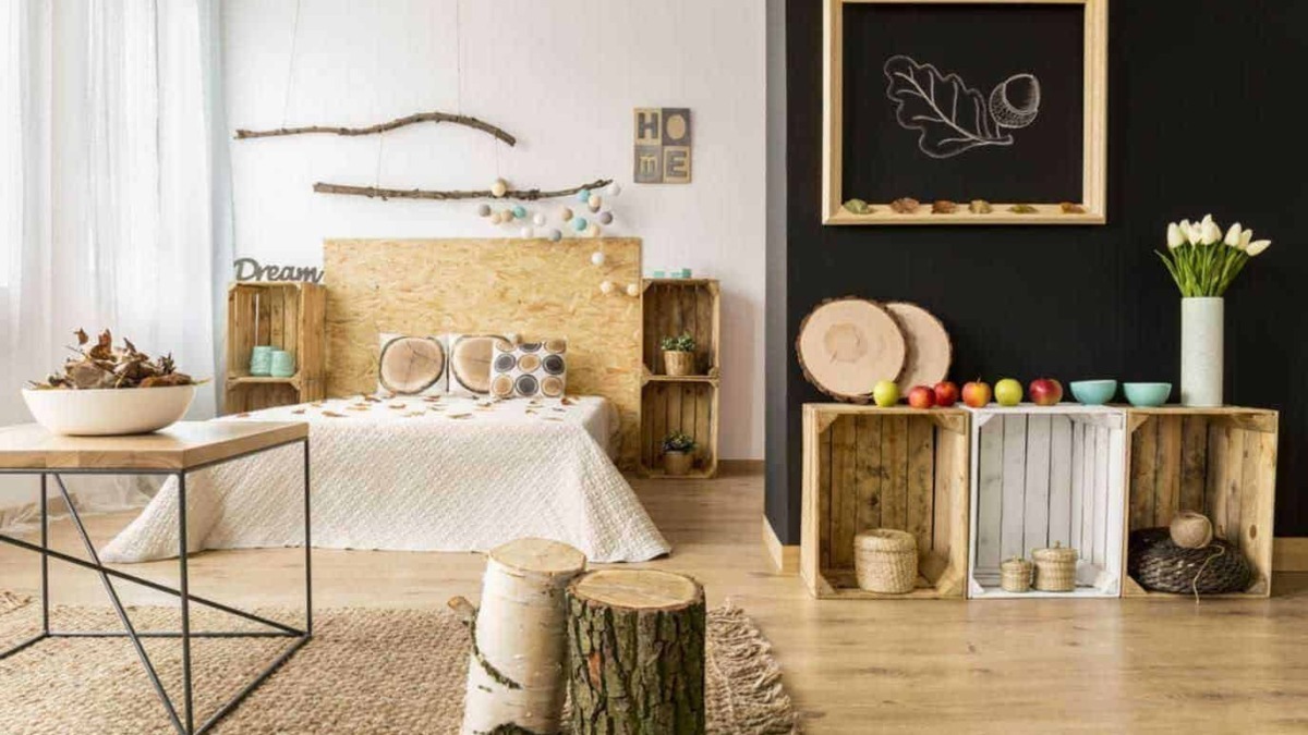 Soggiorno con arredamento nei colori caldi dell'autunno