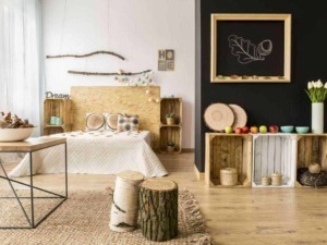 Soggiorno con arredamento nei colori caldi dell'autunno