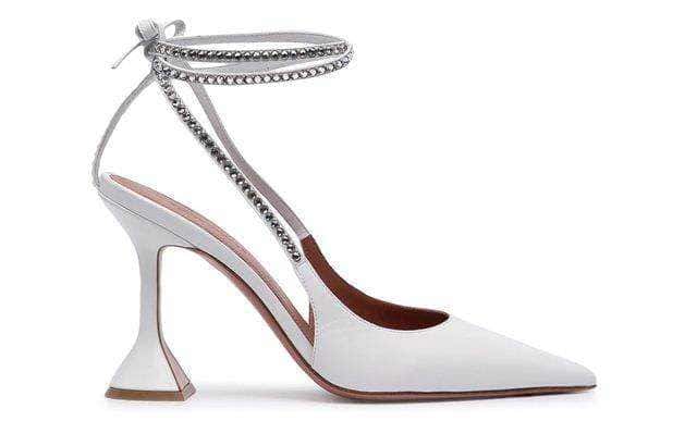 Scarpa con tacco a spillo bianca con decorazione di strass e cinturino anallergico, stile elegante e sofisticato, perfetta per occasioni speciali e eventi di moda.