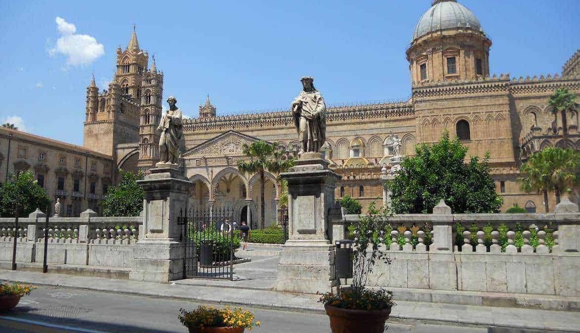 Antica cattedrale di Palermo con statue storiche e dettagli architettonici, esempio di architettura religiosa e patrimonio culturale siciliano. Atmosfera storica e artistica.