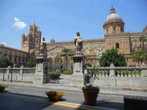 Antica cattedrale di Palermo con statue storiche e dettagli architettonici, esempio di architettura religiosa e patrimonio culturale siciliano. Atmosfera storica e artistica.
