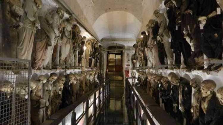 25 luoghi da visitare a Palermo e dintorni in stile arabo normanno 10 Vetrina storica con statue di marmo raffiguranti personaggi celebri, ambientata in un museo o monumento italiano, ideale per appassionati di storia e arte italiana.