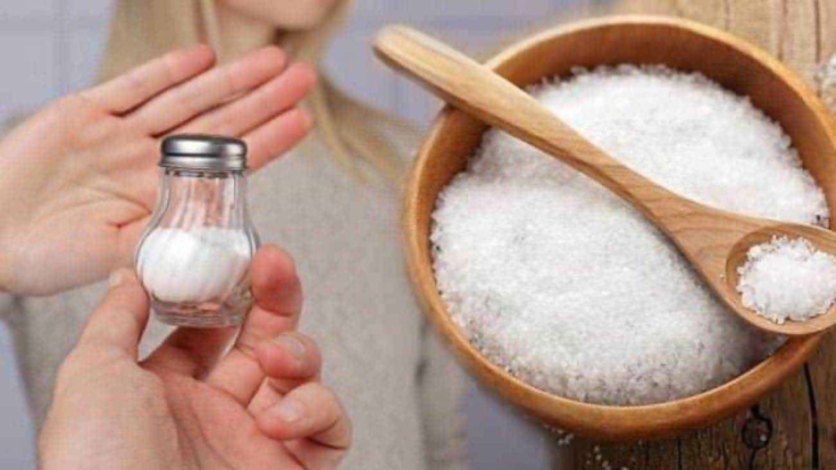 Sale di sale grosso in ciotola con cucchiaio, sale marino naturale, condimento cucina, ingredienti alimentari, sale sale grosso, sale e cucina, sale in cucina.