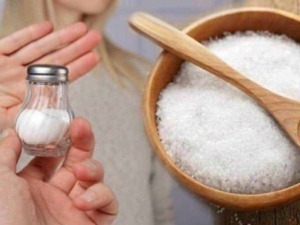 Sale di sale grosso in ciotola con cucchiaio, sale marino naturale, condimento cucina, ingredienti alimentari, sale sale grosso, sale e cucina, sale in cucina.